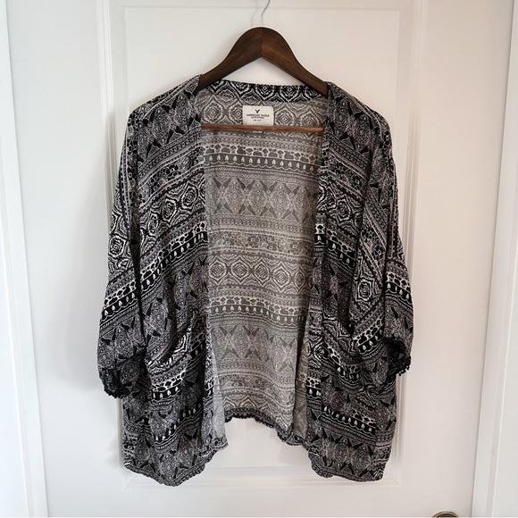 American Eagle Black and White Ikat Print Shrug - Picture 1 of 3